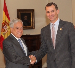 Su Alteza Real el Príncipe de Asturias saluda al Presidente de la República de Chile, Sebastián Piñera, momentos antes de su encuentro